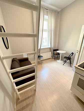 Фасадный дом, реновированный дом, закрытый двор, вход с улицы, лестничная клетка Rīga