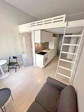 Фасадный дом, реновированный дом, закрытый двор, вход с улицы, лестничная клетка Rīga