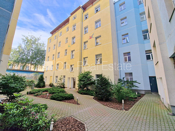 Pagalma ēka, renovēta māja, slēgts pagalms, ieeja no ielas un pagalma, kāpņu telpa pēc Rīga - foto 11