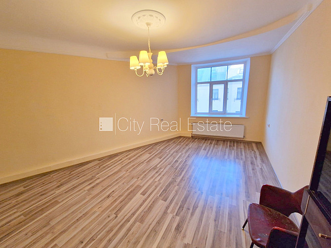 Фасадный дом, реновированный дом, вход с улицы, лестничная клетка после Рига - изображение 2