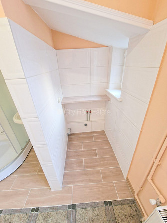 Фасадный дом, реновированный дом, вход с улицы, лестничная клетка после Рига - изображение 17