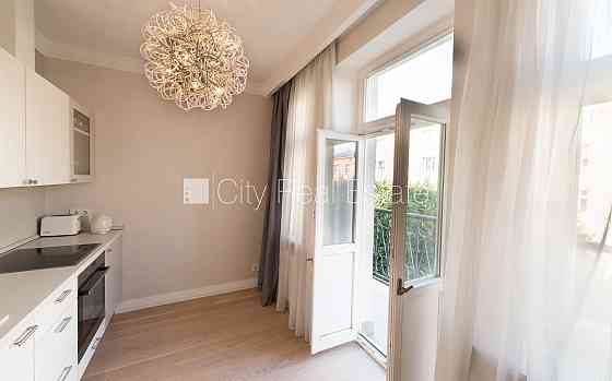 Проект - Residence Lumiere (Ресиденце Лумиере), фасадный дом, реновированный дом, вход с Rīga