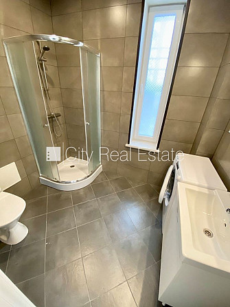 Fasādes māja, renovēta māja, ieeja no ielas, ir lifts, kāpņu telpa pēc kapitālā remonta, Rīga - foto 9