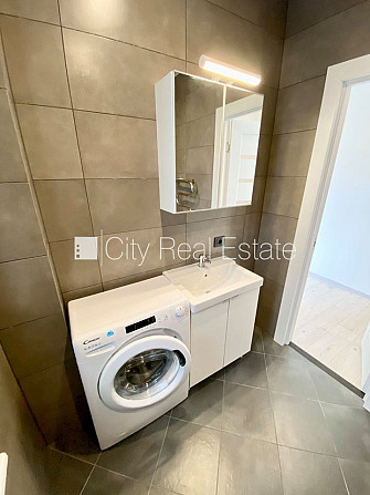 Fasādes māja, renovēta māja, ieeja no ielas, ir lifts, kāpņu telpa pēc kapitālā remonta, Rīga - foto 12