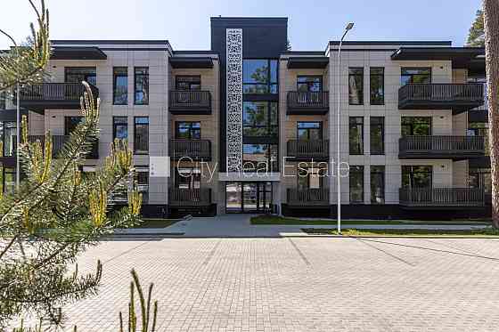 Новостройка, благоустроенная озеленённая территория, подъездная дорога покрыта Jūrmala