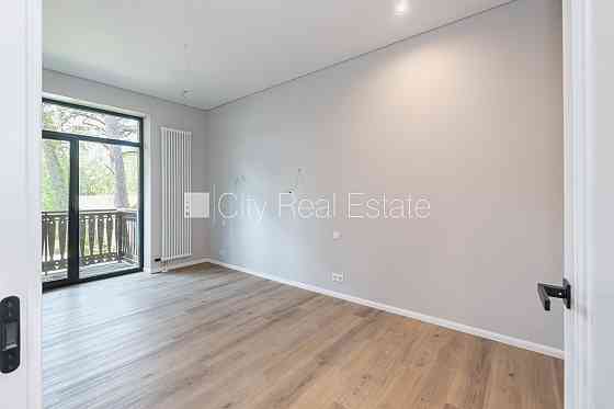 Новостройка, благоустроенная озеленённая территория, подъездная дорога покрыта Jūrmala