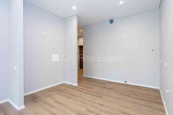 Новостройка, благоустроенная озеленённая территория, подъездная дорога покрыта Jūrmala