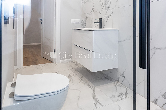 Новостройка, благоустроенная озеленённая территория, подъездная дорога покрыта Юрмала - изображение 14