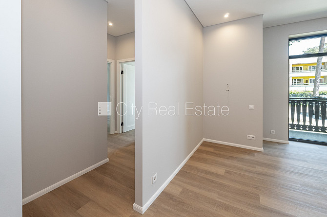 Новостройка, благоустроенная озеленённая территория, подъездная дорога покрыта Юрмала - изображение 4