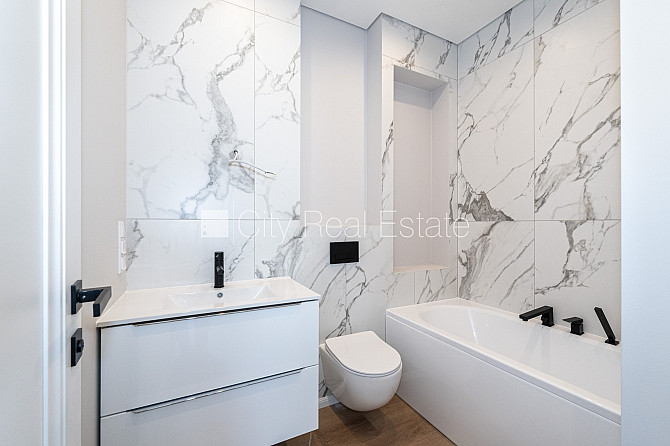 Новостройка, благоустроенная озеленённая территория, подъездная дорога покрыта Юрмала - изображение 16