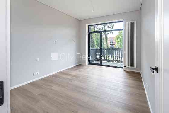 Новостройка, благоустроенная озеленённая территория, подъездная дорога покрыта Jūrmala