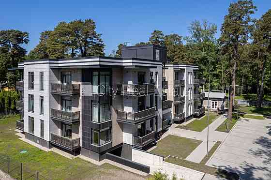 Новостройка, благоустроенная озеленённая территория, подъездная дорога покрыта Jūrmala