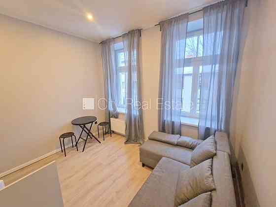 Фасадный дом, реновированный дом, вход с улицы, лестничная клетка после Rīga