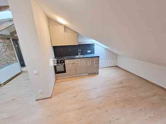 Здание во дворе, реновированный дом, закрытый двор, вход с улицы и со двора, Rīga