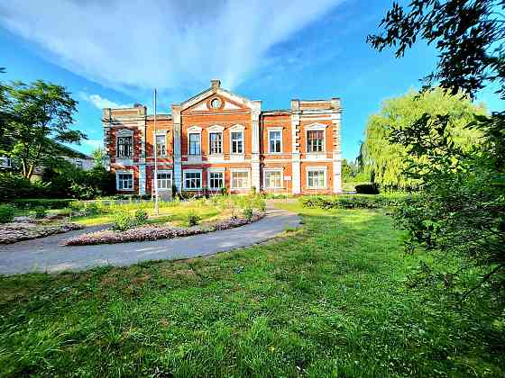 Благоустроенная озеленённая территория, места для нескольких машин, стоянка на Dobele un Dobeles novads