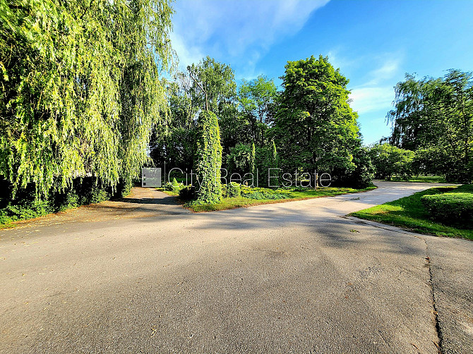 Labiekārtota apzaļumota teritorija, vieta vairākām automašīnām, teritorijas stāvlaukums Dobele un Dobeles novads - foto 9