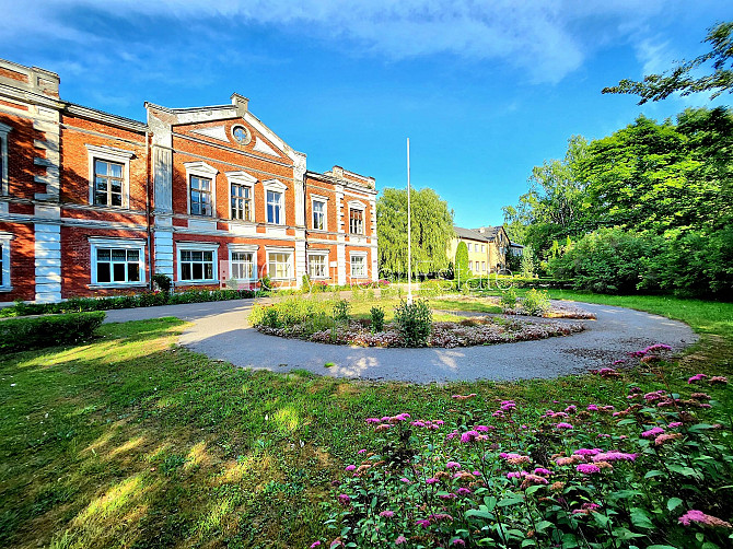 Labiekārtota apzaļumota teritorija, vieta vairākām automašīnām, teritorijas stāvlaukums Dobele un Dobeles novads - foto 2