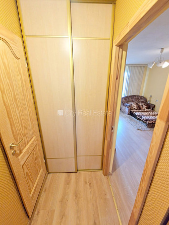 Zeme īpašumā, ieeja no ielas, kāpņu telpa bez remonta, lodžija, logi vērsti mājas abās Jūrmala - foto 12