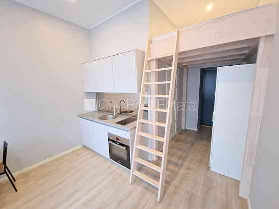 Фасадный дом, реновированный дом, вход с улицы, лестничная клетка после Rīga