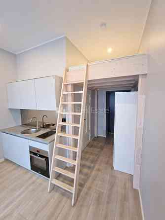 Фасадный дом, реновированный дом, вход с улицы, лестничная клетка после Rīga