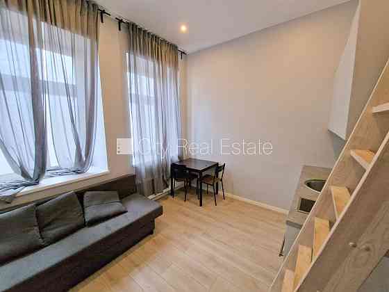 Фасадный дом, реновированный дом, вход с улицы, лестничная клетка после Rīga