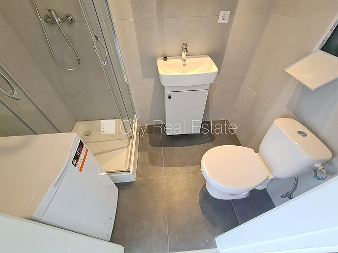 Fasādes māja, renovēta māja, ieeja no ielas, kāpņu telpa pēc kapitālā remonta, logi Rīga - foto 10