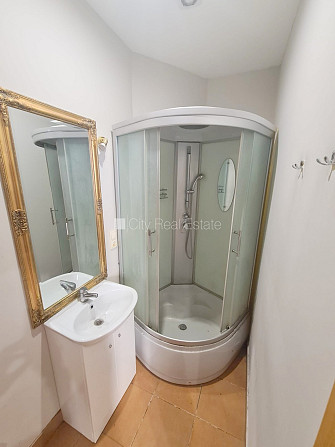 Pagalma ēka, renovēta māja, slēgts pagalms, ieeja no ielas, kāpņu telpa pēc kapitālā Rīga - foto 10