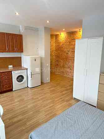 Здание во дворе, реновированный дом, закрытый двор, вход с улицы и со двора, Rīga