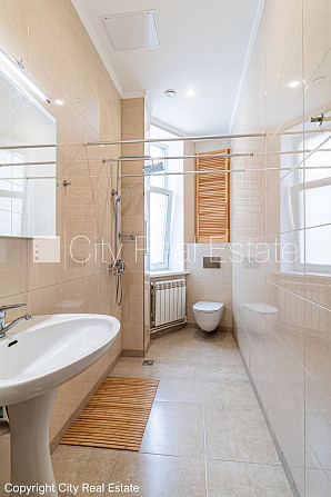 Zeme īpašumā, fasādes māja, renovēta māja, dzīvokļu skaits ēkā  10 gab., mainīts Jumta Rīga - foto 9