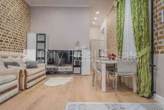 Фасадный дом, вход со двора, окна выходят во двор, изолированные комнаты 1 шт., Rīga