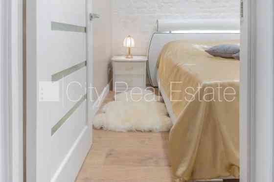 Фасадный дом, вход со двора, окна выходят во двор, изолированные комнаты 1 шт., Rīga