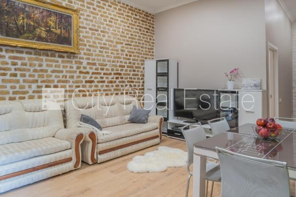 Fasādes māja, ieeja no pagalma, logi vērsti uz pagalma pusi, istabas izolētas 1 gab., Rīga - foto 2