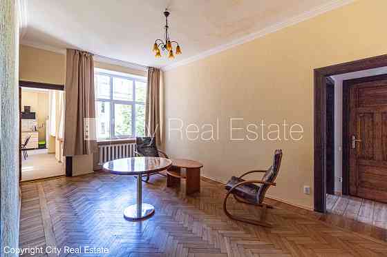 Фасадный дом, благоустроенный озеленённый двор, закрытый двор, вход с улицы, окна Rīga