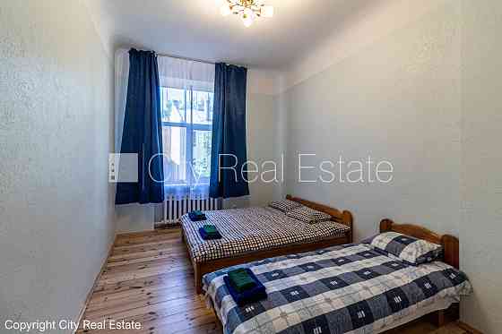 Фасадный дом, благоустроенный озеленённый двор, закрытый двор, вход с улицы, окна Rīga