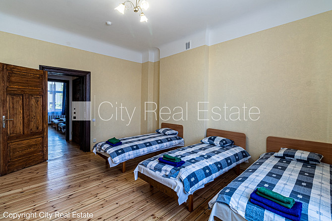 Fasādes māja, labiekārtots apzaļumots pagalms, slēgts pagalms, ieeja no ielas, logi vērsti Rīga - foto 5