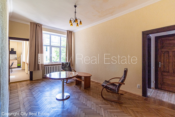 Fasādes māja, labiekārtots apzaļumots pagalms, slēgts pagalms, ieeja no ielas, logi vērsti Rīga - foto 1