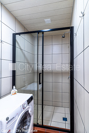 Fasādes māja, labiekārtots apzaļumots pagalms, slēgts pagalms, ieeja no ielas, logi vērsti Rīga - foto 8