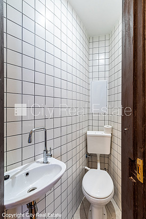 Fasādes māja, labiekārtots apzaļumots pagalms, slēgts pagalms, ieeja no ielas, logi vērsti Rīga - foto 10