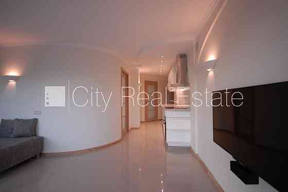 Новостройка, здание во дворе, благоустроенная озеленённая территория, Rīga