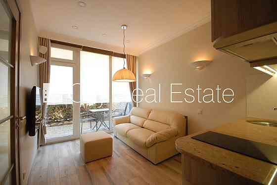 Новостройка, благоустроенная озеленённая территория, закрытый двор, территория Rīga