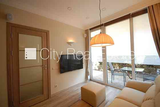 Новостройка, благоустроенная озеленённая территория, закрытый двор, территория Rīga