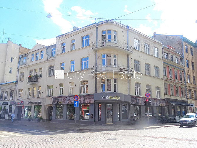 Fasādes māja, ieeja no ielas, kāpņu telpa pēc kosmētiskā remonta, logi vērsti uz ielas Rīga - foto 15