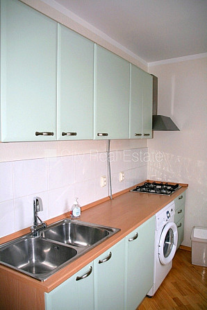 Fasādes māja, ieeja no ielas, kāpņu telpa pēc kosmētiskā remonta, logi vērsti uz ielas Rīga - foto 5