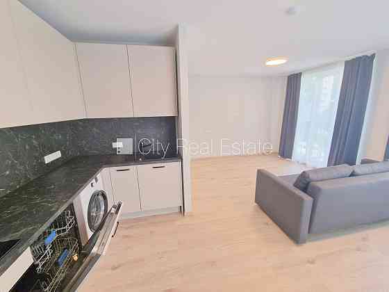 Фасадный дом, реновированный дом, закрытый двор, территория обнесена забором, Rīga