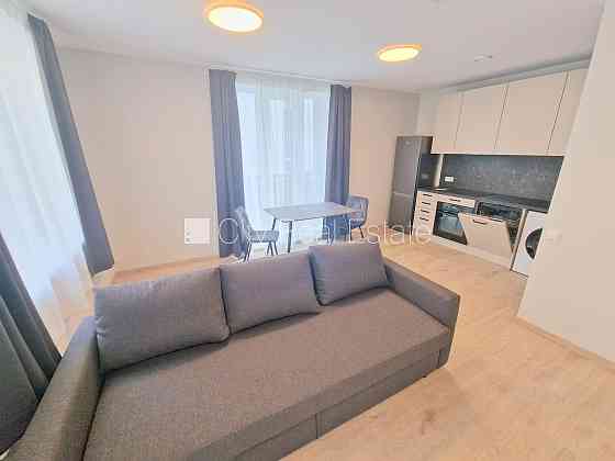 Фасадный дом, реновированный дом, закрытый двор, территория обнесена забором, Rīga