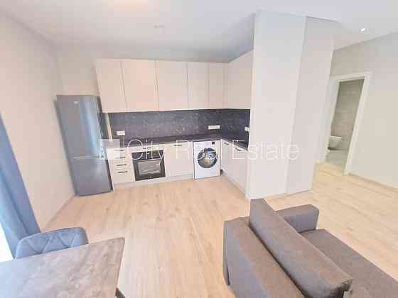 Фасадный дом, реновированный дом, закрытый двор, территория обнесена забором, Rīga