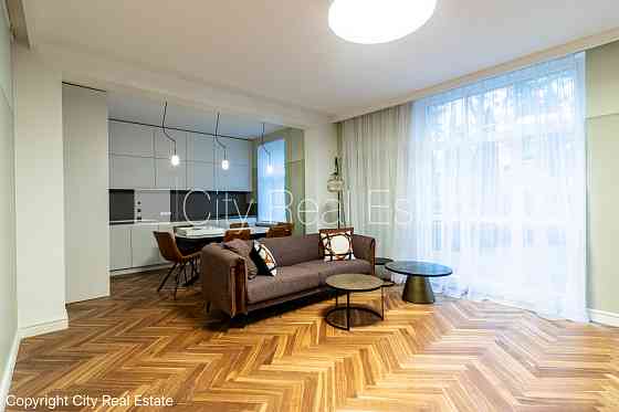 Частный дом, количество квартир в здании 4 шт., благоустроенный озеленённый двор, Rīga