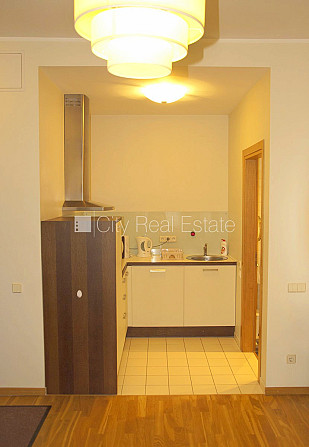 Fasādes māja, ieeja no ielas, ir lifts, kāpņu telpa pēc kosmētiskā remonta, logi vērsti uz Rīga - foto 4