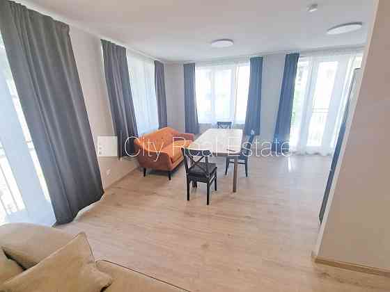 Фасадный дом, реновированный дом, закрытый двор, территория обнесена забором, Rīga