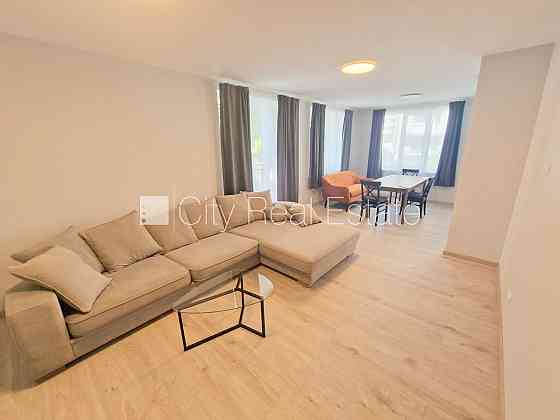 Фасадный дом, реновированный дом, закрытый двор, территория обнесена забором, Rīga